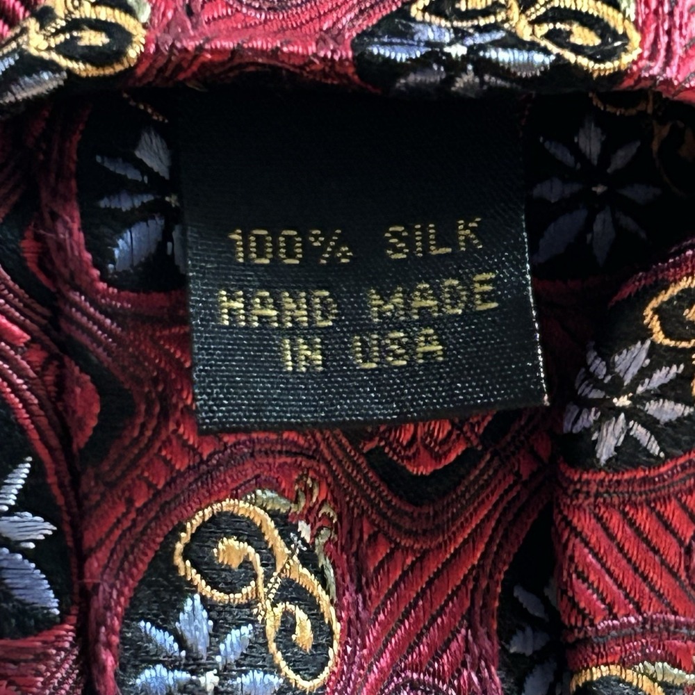 Jos. A. Bank Signature Gold Tie Red Silk w/ Regal Medallion Motif 3.5"x58" NWT‎ - Picture 9 of 9